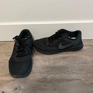Size 6 all black Nike Free Run! 🥳